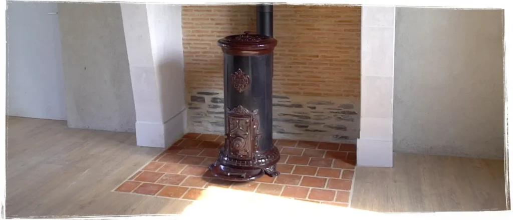 Poêle ancien sur tomettes en terre cuite avec parquet stratifié – La Ménitré