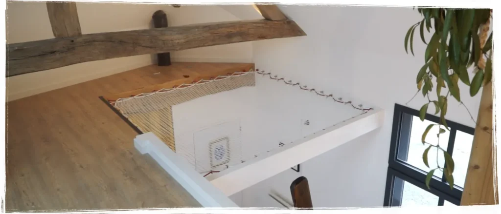 Installation d’un filet d’habitation suspendu dans une mezzanine avec poutres apparentes à trélazé