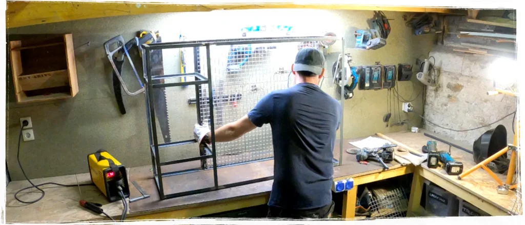 Fixation du grillage de fond sur la structure métallique du meuble bois à Beaufort-en-Vallée pour assurer ventilation et propreté