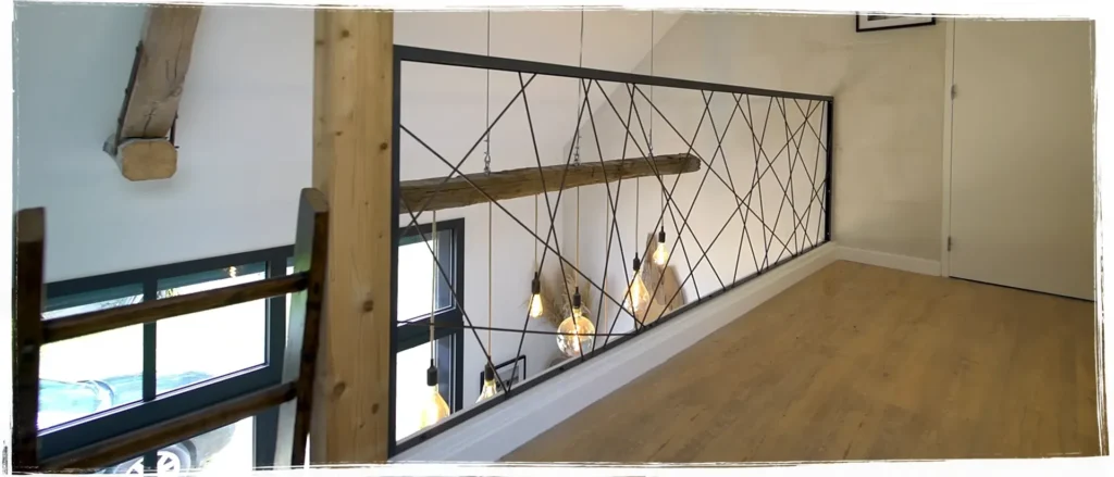 Garde-corps métallique installé sur une mezzanine avec finition noire mate